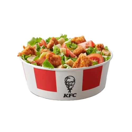 caesar salata sa komadima hrskave piletine, svježom salatom i paradajzom.