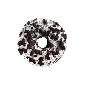 donut sa bijelom glazurom i komadićima čokoladnog keksa