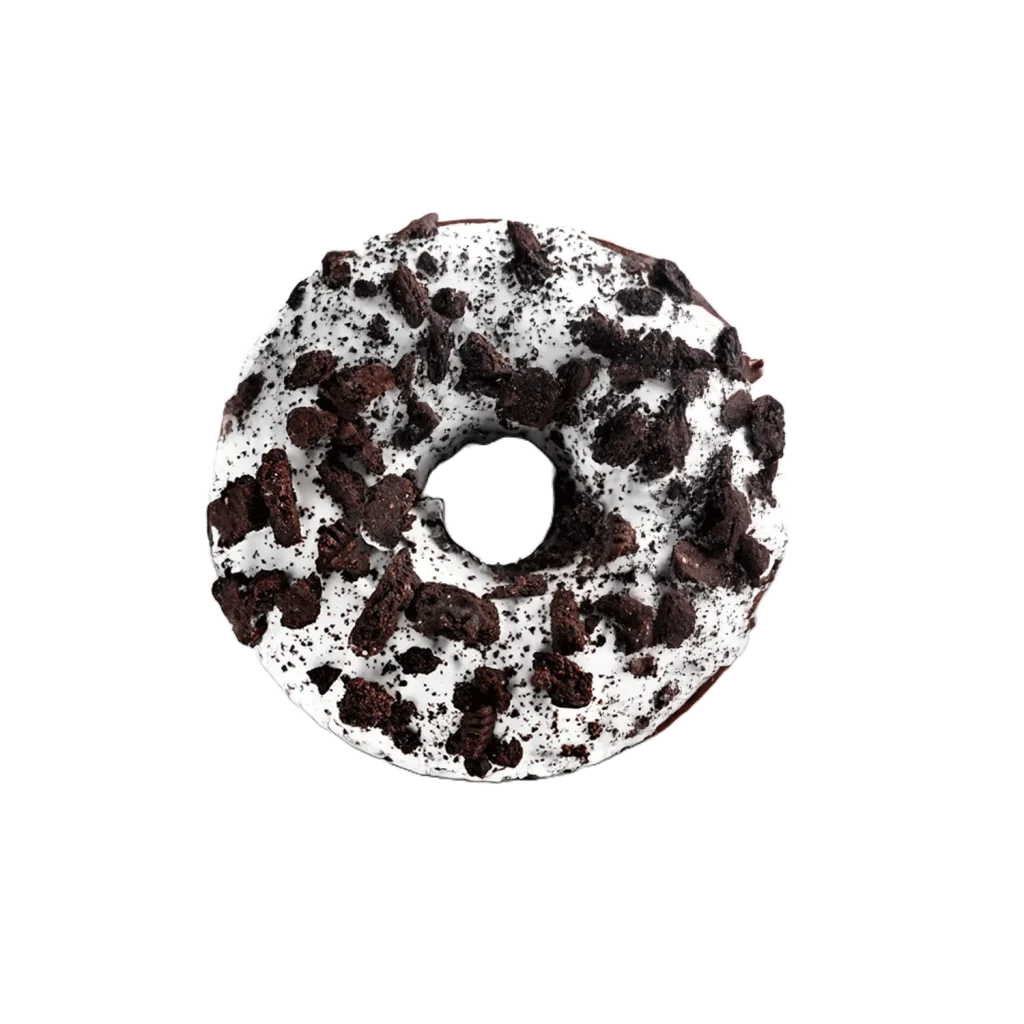 donut sa bijelom glazurom i komadićima čokoladnog keksa