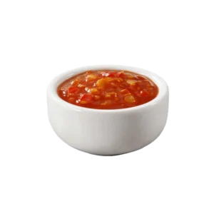 porcija ljutog paradajz sosa spicy tomato salsa u maloj posudi.