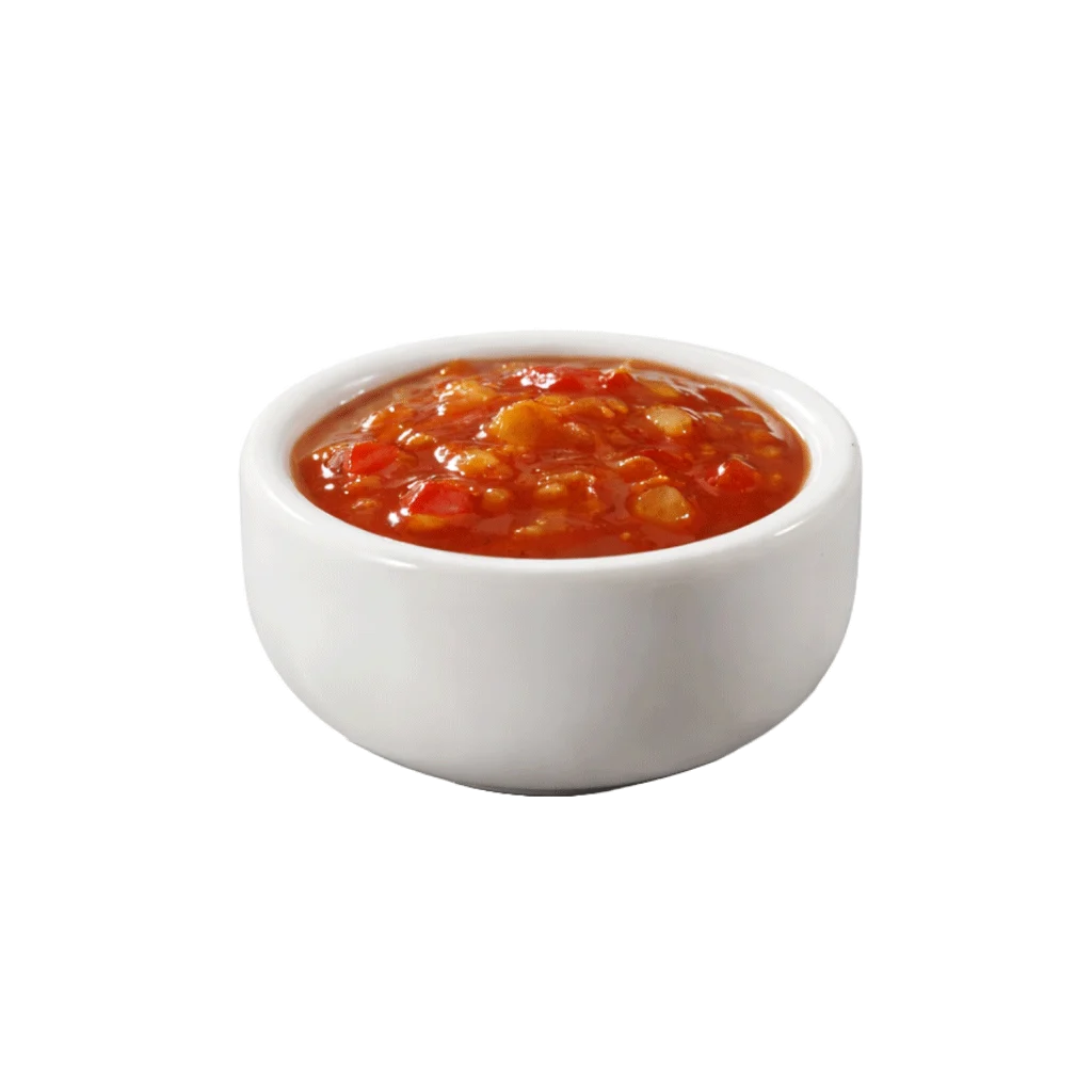porcija ljutog paradajz sosa spicy tomato salsa u maloj posudi.