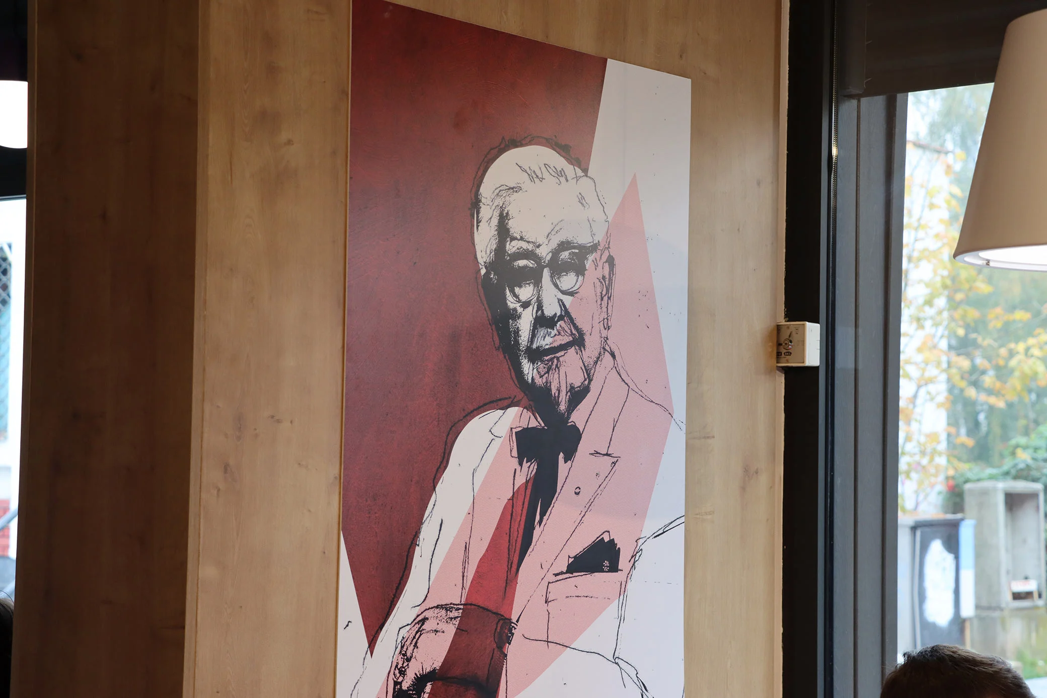 ilustracija pukovnika sandersa na zidu enterijera kfc restorana na ilidži u sarajevu
