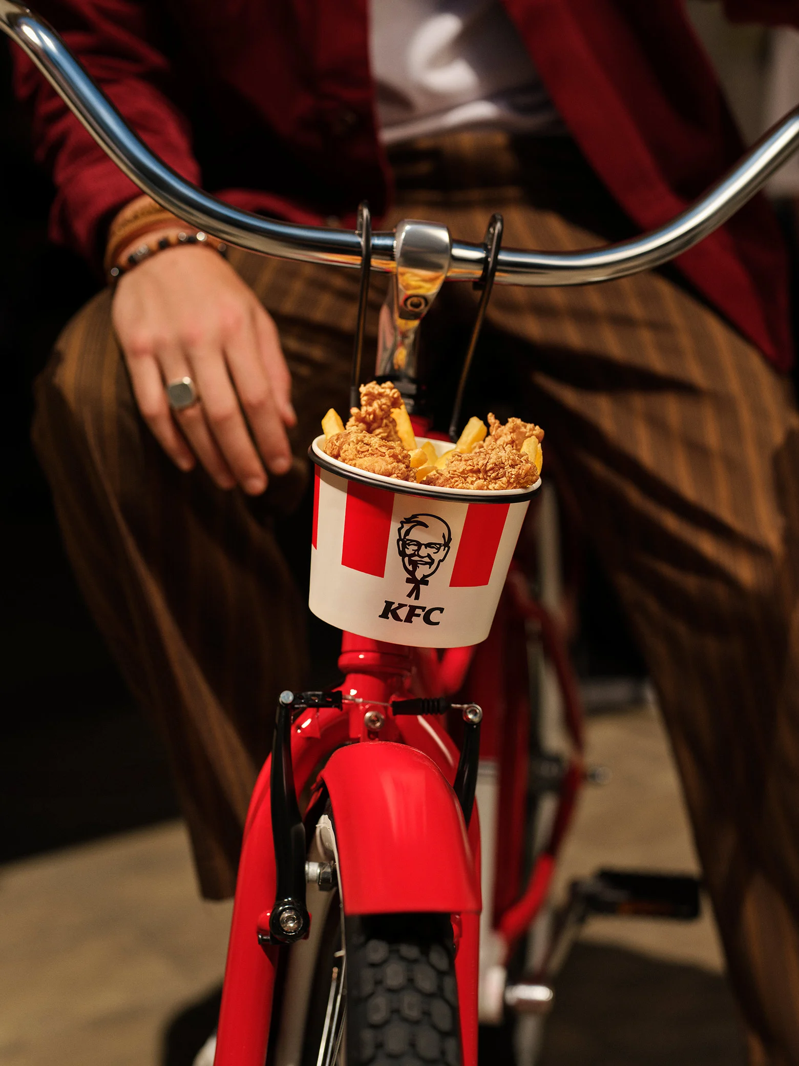 kfc obrok u korpi bicikla tokom vožnje gradom