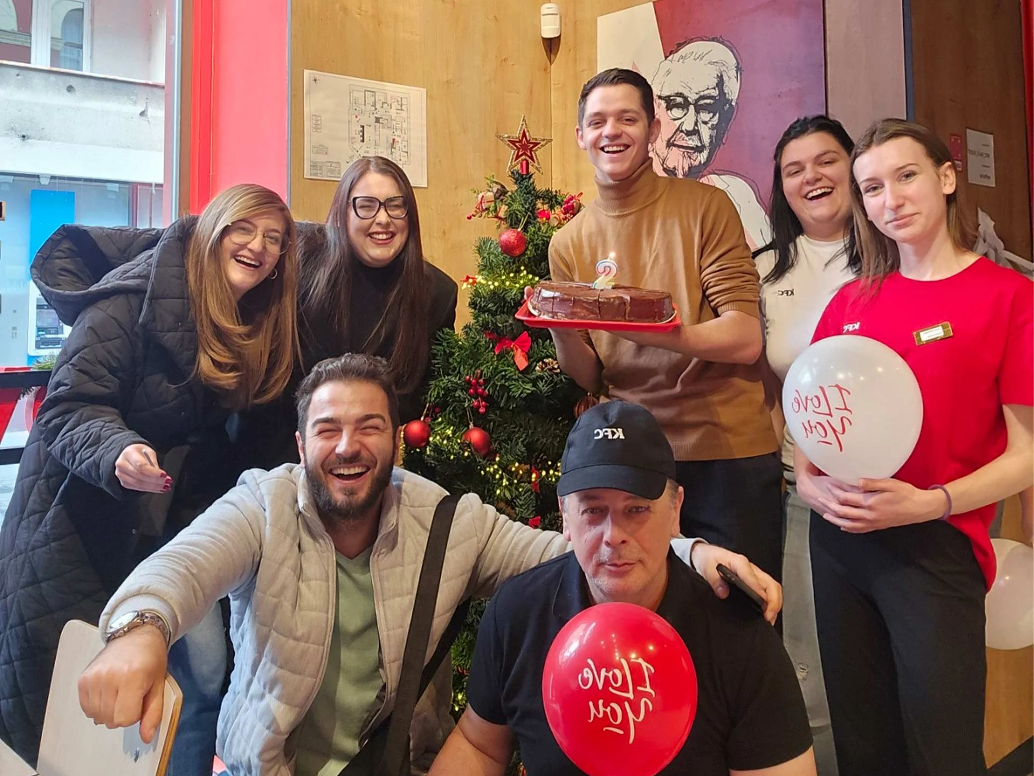 kfc tim slavi rođendan uz tortu i prazničnu dekoraciju u restoranu
