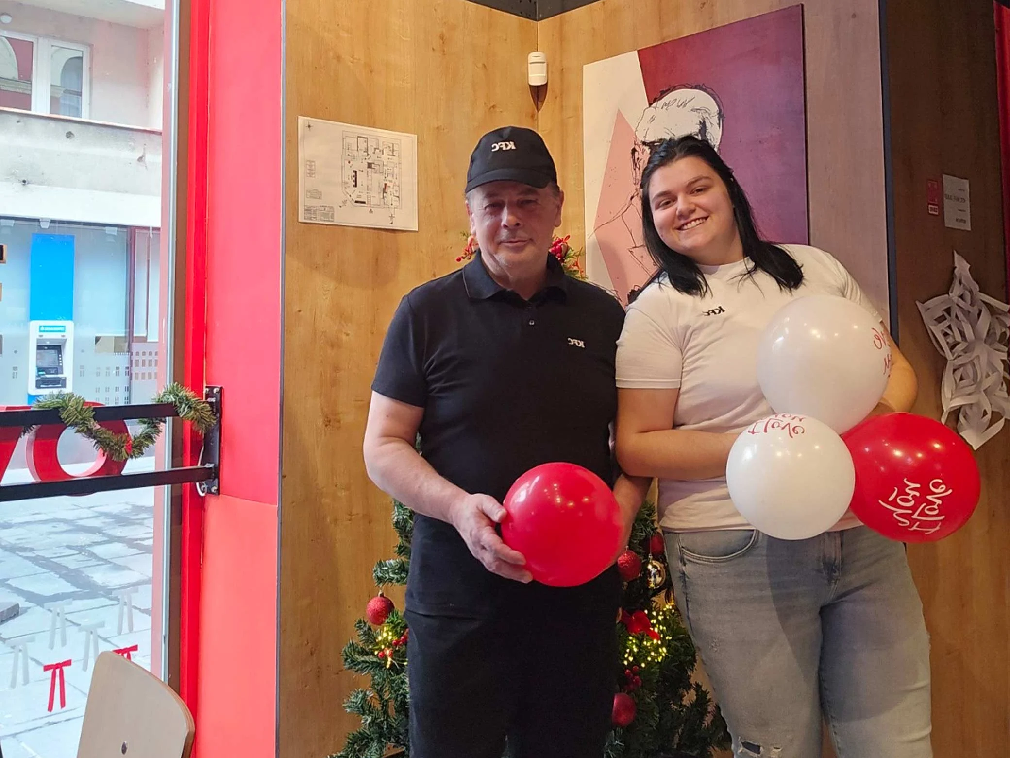 kfc zaposlenici sa brendiranim balonima u restoranu